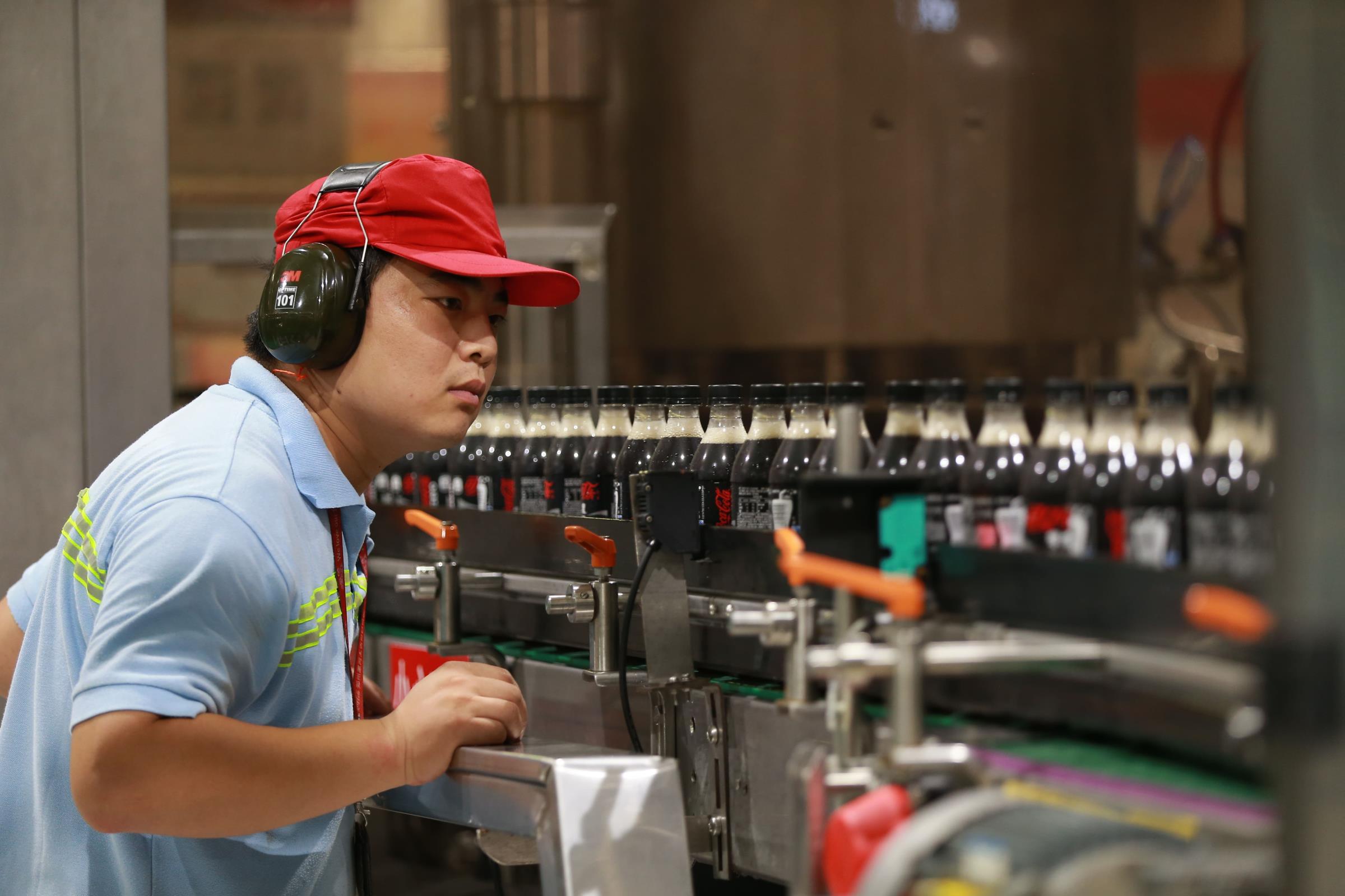 employé de cocacola dans la chaine de production