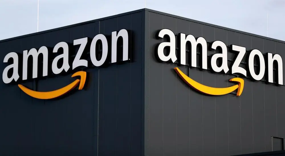 Fachada de Amazon en edificio oscuro