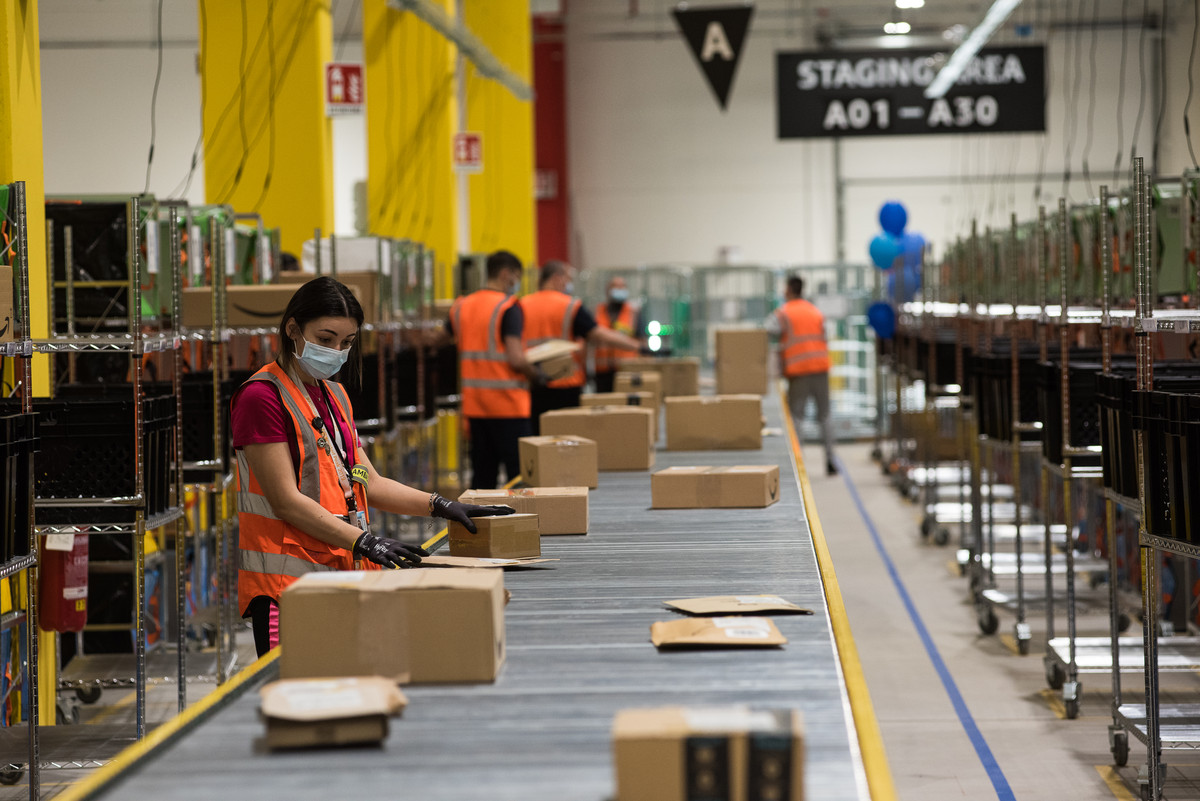 employés dans un entrepot AMAZON