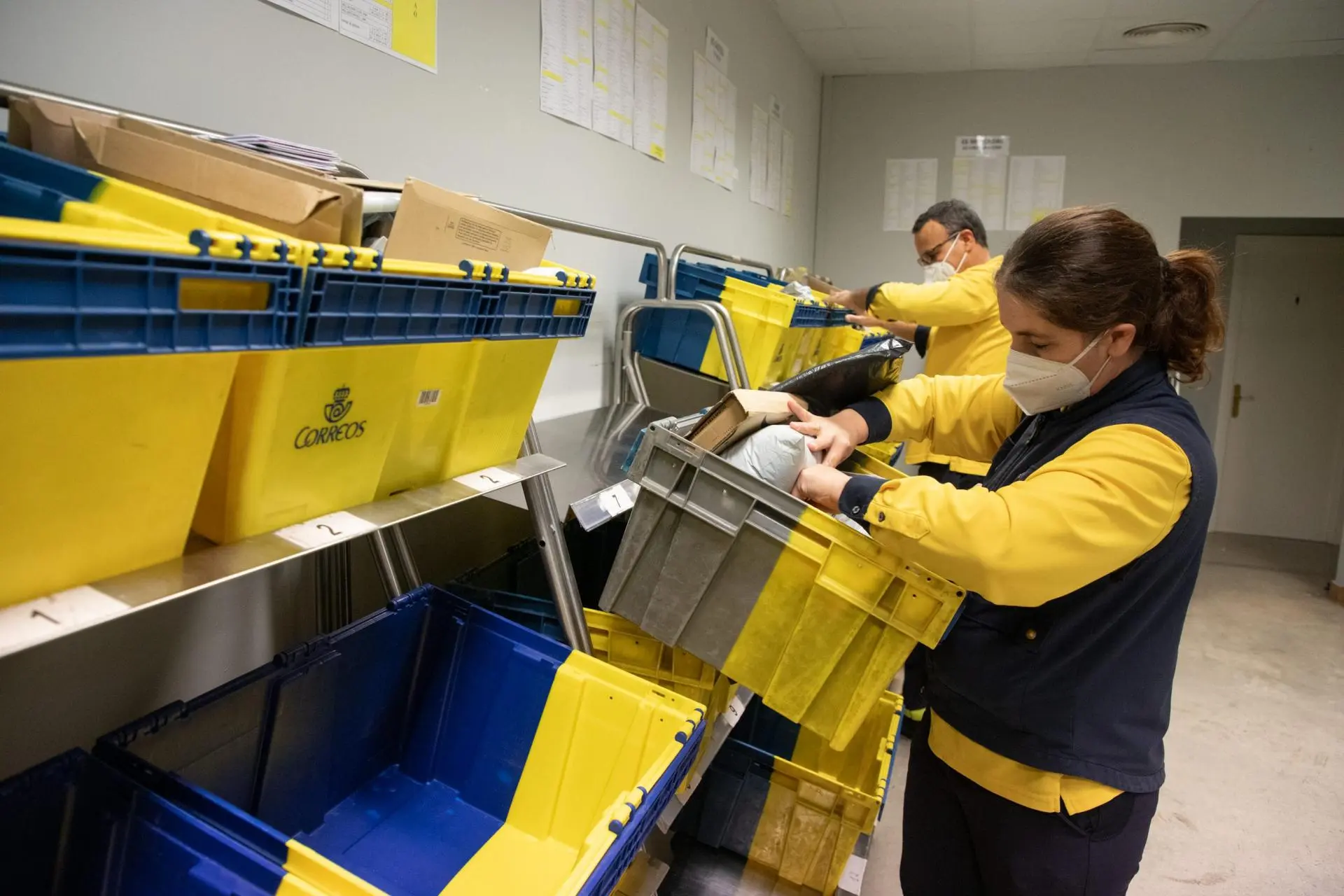 Agente de clasificación de Correos trabajando