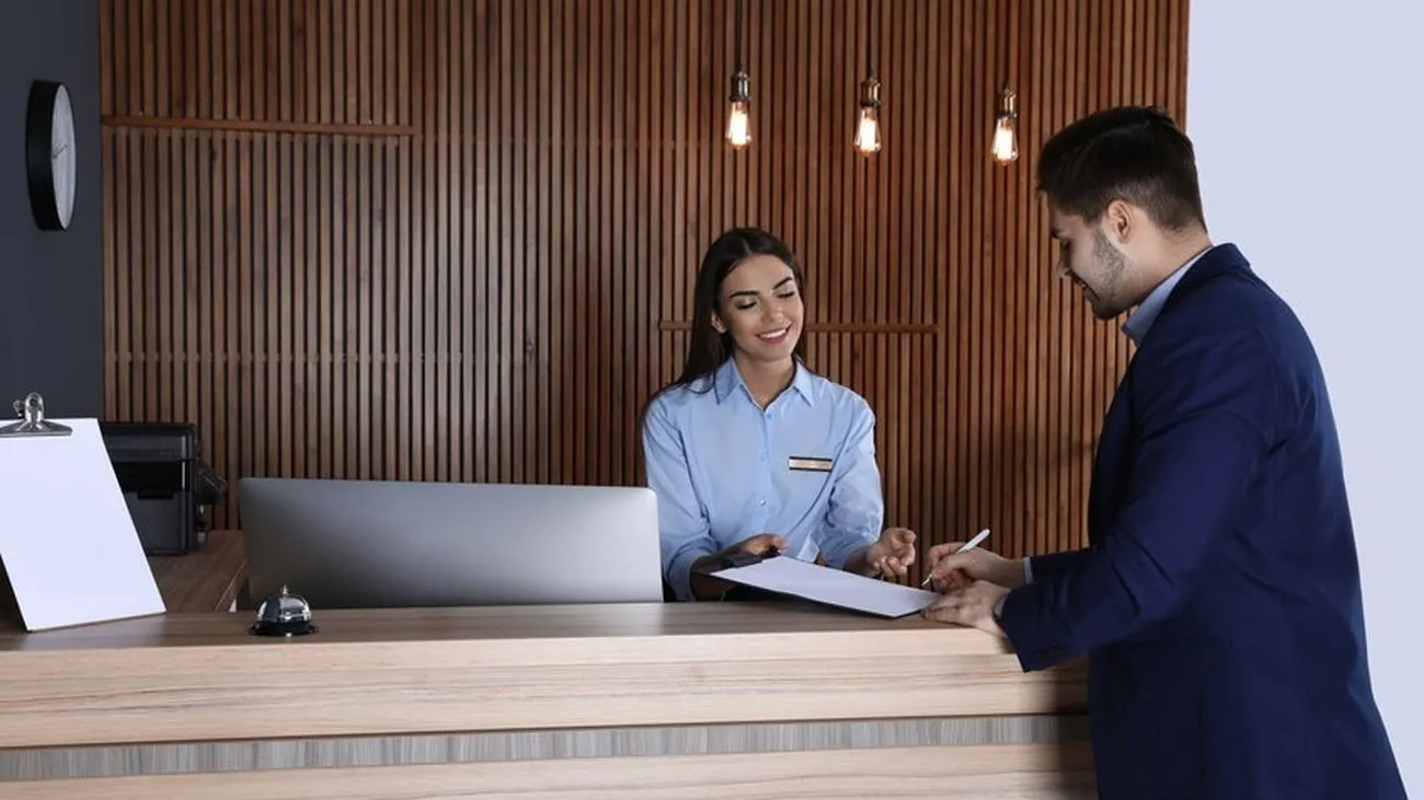 Chica del sector turistico atendiend a un cliente