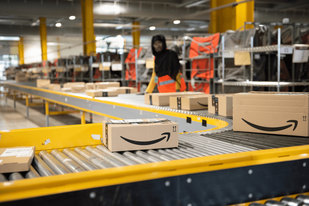Cajas en un almacén de amazon