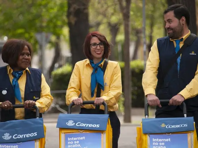 3 empleados de Correos trabajando