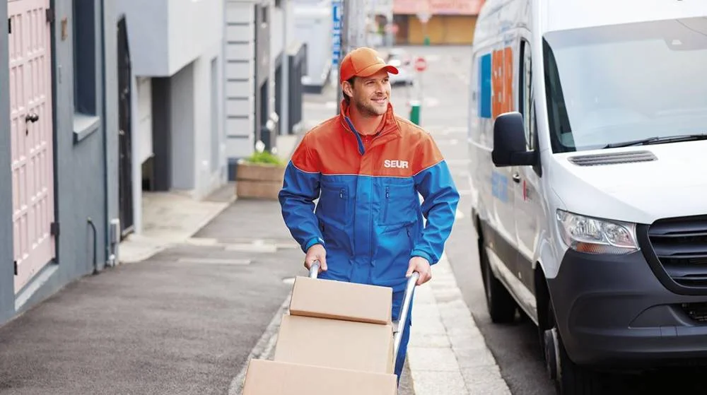 Repartidor de Seur repartiendo