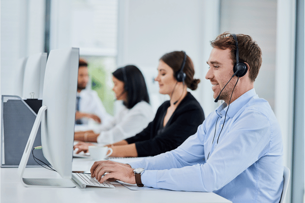 Personas trabajando como atención al cliente
