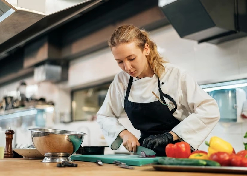 Chica manipulando alimentos