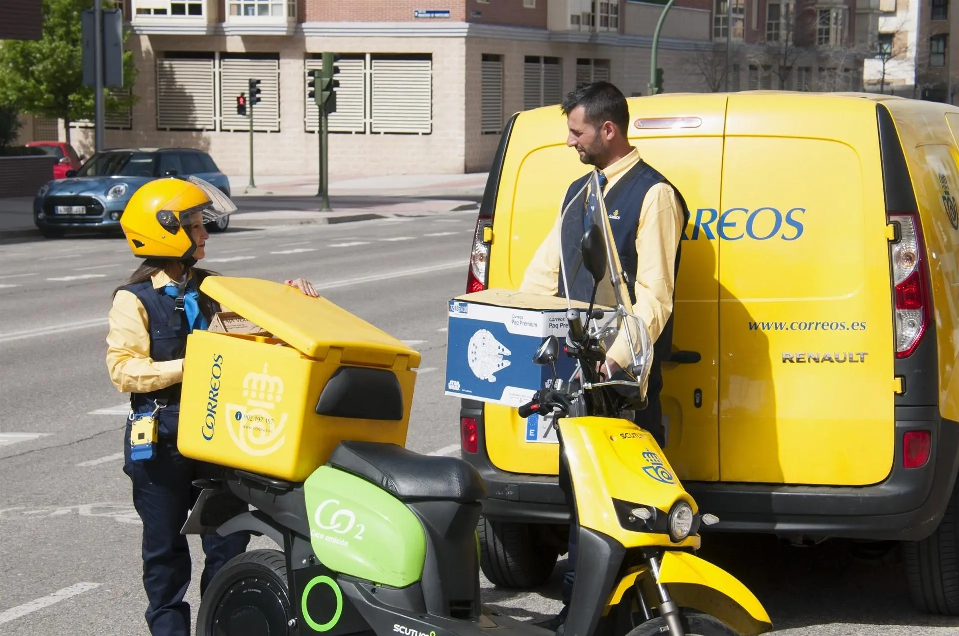 Trabajadores de correos en la calle trabajando