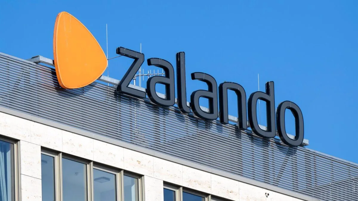 Zalando-Lager mit einem Schild, auf dem 'Zalando' steht.
