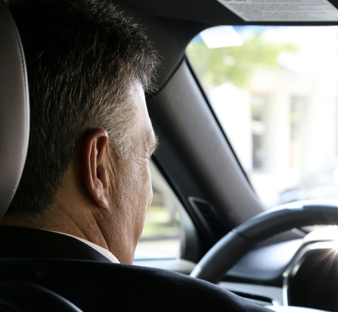 chauffeur en train de conduire dans une voiture